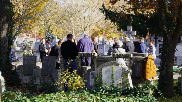 Sambata Mortilor la Sibiu Mii de oameni cu flori