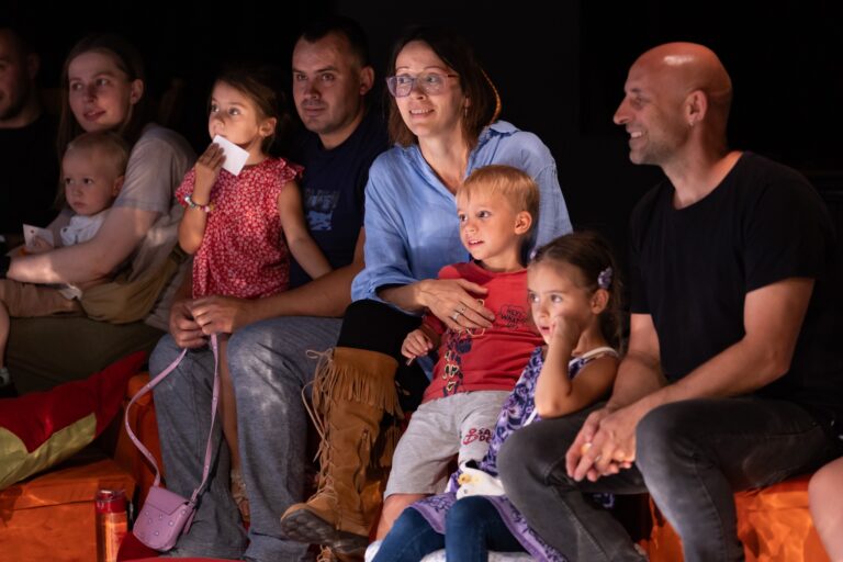 Sold out la premiera Basmul camilor Teatrul Gong Sibiu