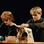 Spectacol despre fragilitatea adevarului si forta povestilor