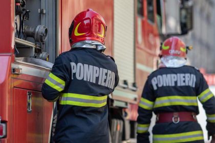 TIR plin cu cauciucuri a ars pe autostrada