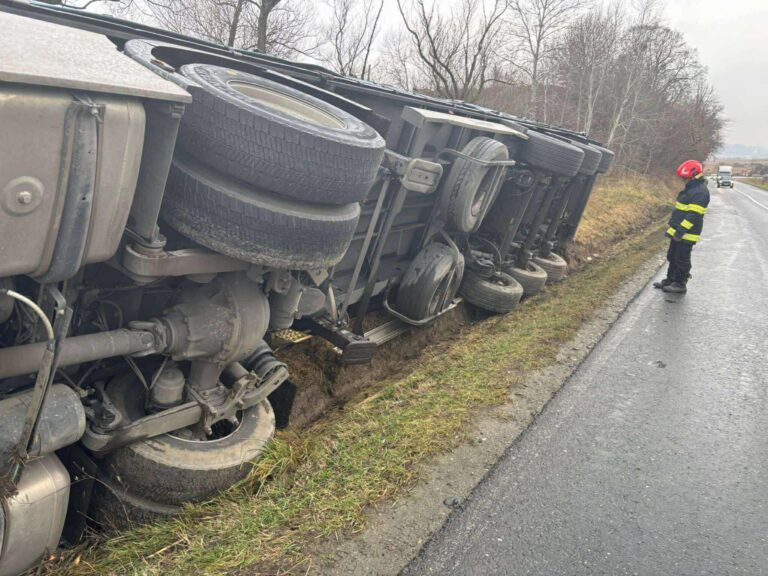 TIR rasturnat la Cornatel soferul era beat