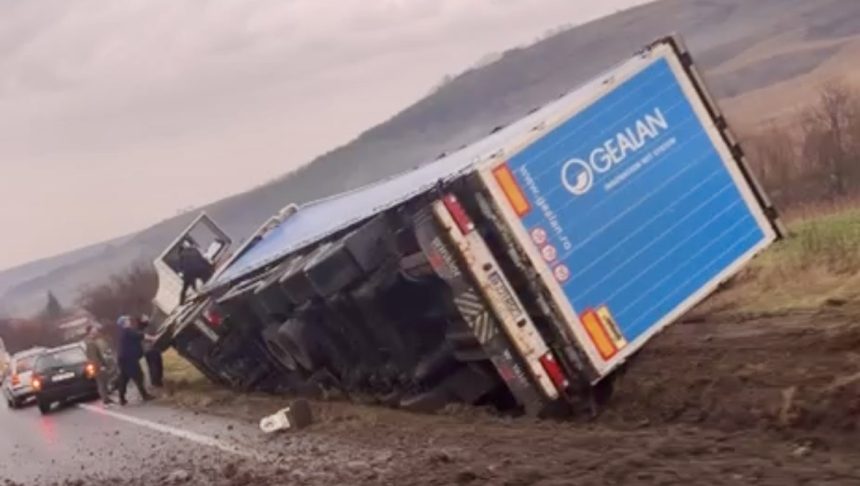 TIR rasturnat la intrarea in Slimnic sens Sibiu