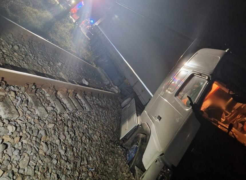 TIR scapat de sub control oprit la Apoldu de Jos