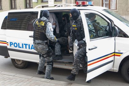 Talharie pe strada Tesatorilor din Sibiu 3 tineri jefuiesc un barbat