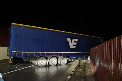 Trafic blocat pe DN1 la Scoreiu din cauza unui TIR