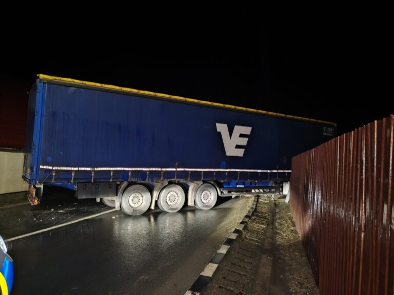 Trafic blocat pe DN1 la Scoreiu din cauza unui TIR