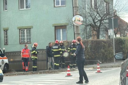 Trafic ingreunat pe strada Cristianului masina loveste teava de gaz