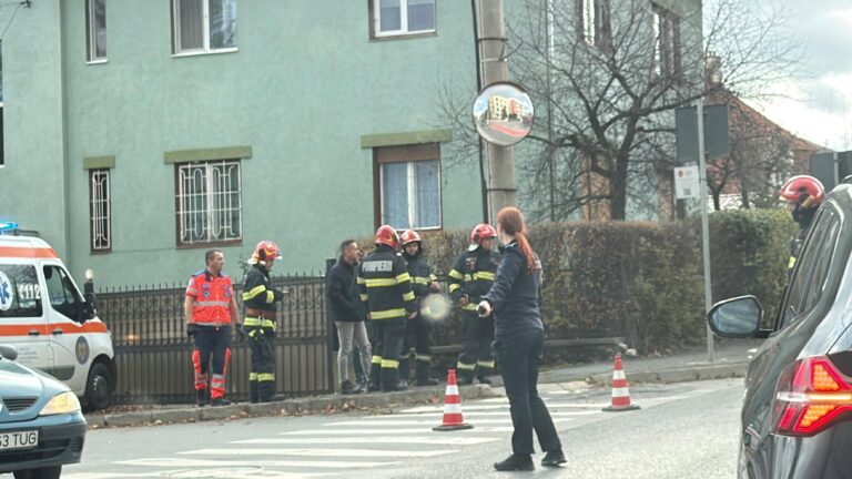 Trafic ingreunat pe strada Cristianului masina loveste teava de gaz