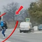 gest riscant in trafic mama cu copil in brate fuge printre tir uri