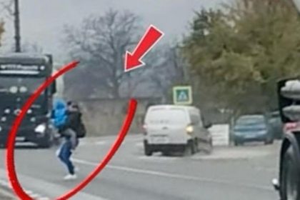 gest riscant in trafic mama cu copil in brate fuge printre tir uri