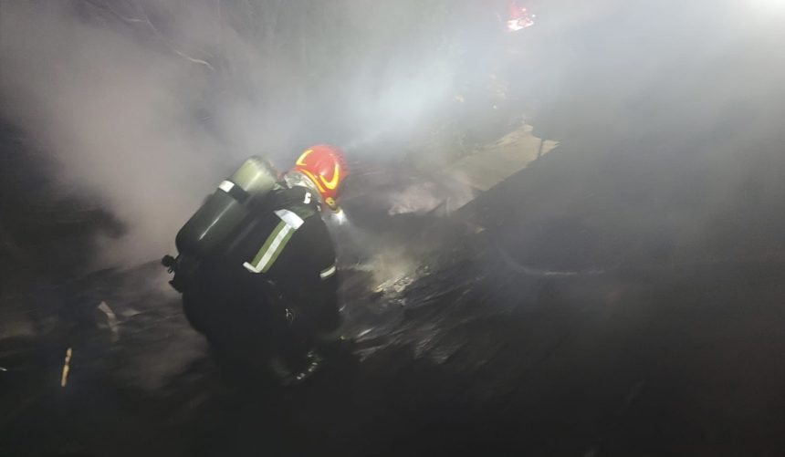 incendiu devastator in avrig la 3 dimineata flacari imense pe acoperis