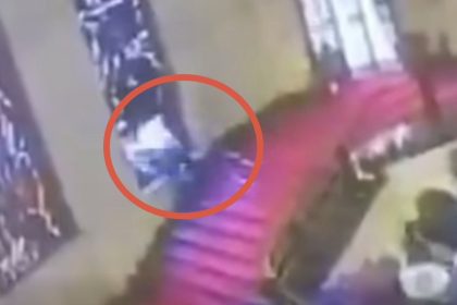 vitraliu istoric distrus de un politician video