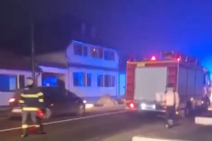 Accidentul de la Brateiu 10 persoane la spital dupa ce un microbuz a lovit o casa video