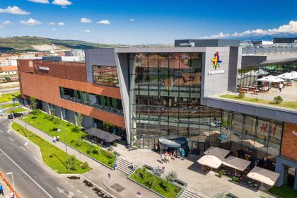 Alerte la Promenada Mall pompierii au evacuat 17 persoane