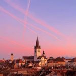 Apus de soare magic peste Sibiu cer limpede si muntii Fagaras