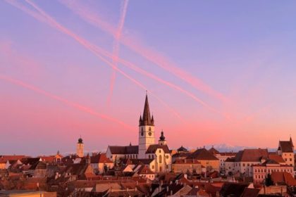 Apus de soare magic peste Sibiu cer limpede si muntii Fagaras