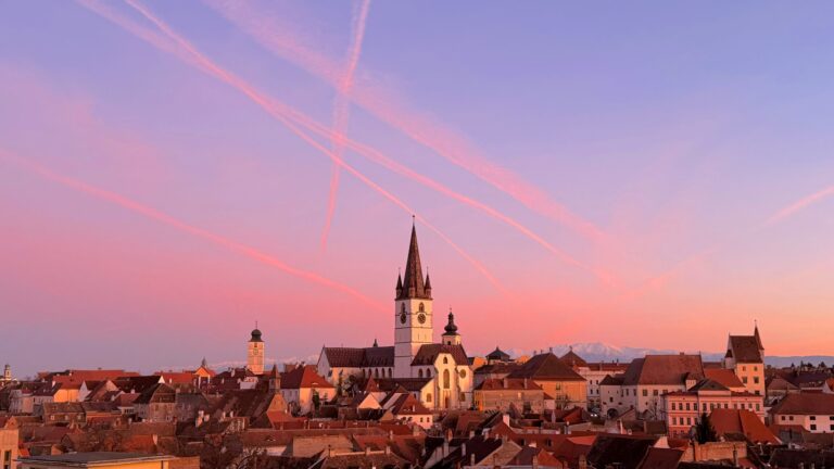 Apus de soare magic peste Sibiu cer limpede si muntii Fagaras