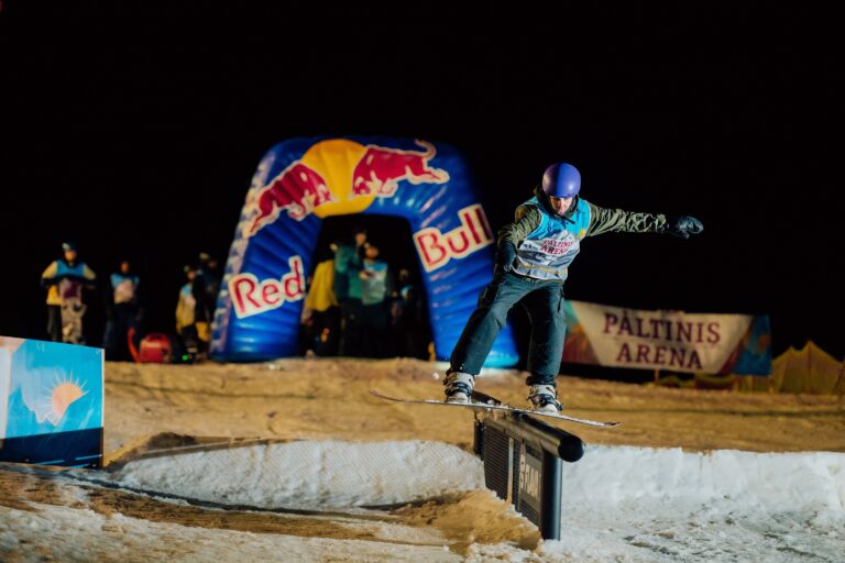 Arena Jib 2025 Rideri exceptionali si spectacol nocturn la Paltinis