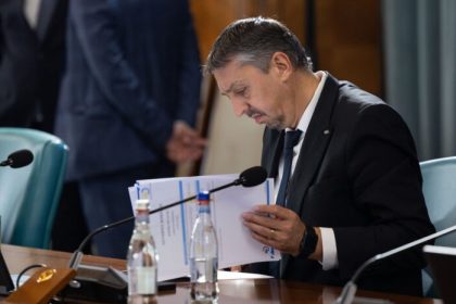 Burse taiate din pix sute de mii de elevi afectati