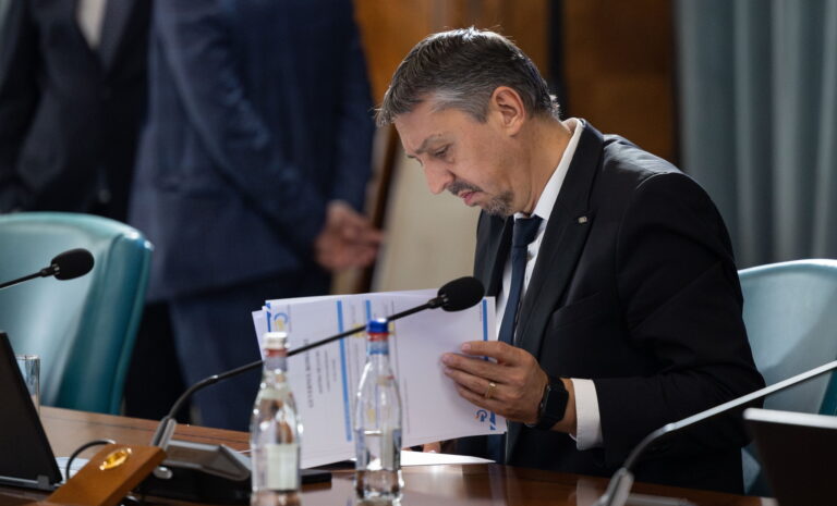 Burse taiate din pix sute de mii de elevi afectati