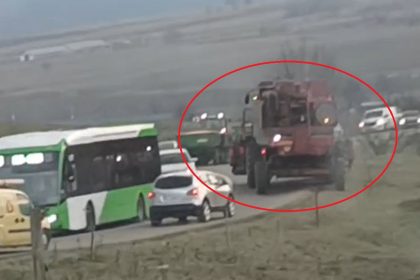 Calvarul soferilor pe drumul Sibiu Agnita ambuteiaje din cauza combinelor agricole