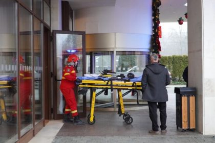 Cei 7 oameni sub tavanul prabusit se simt bine