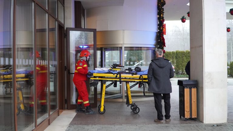 Cei 7 oameni sub tavanul prabusit se simt bine