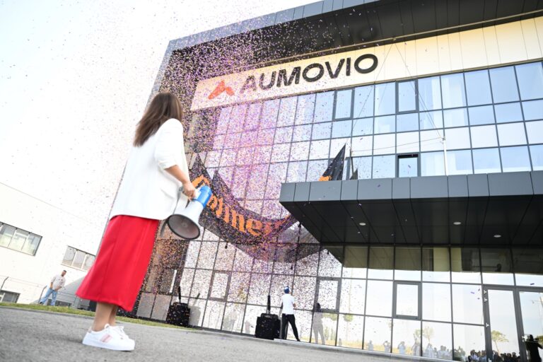 Cine sunt angajatii concediati de Aumovio la Sibiu