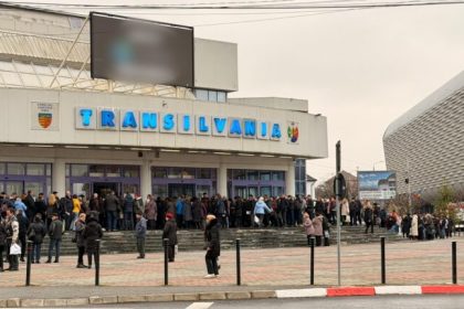 Coad de zeci de metri la Sala Transilvania sute de sibieni la Noi suntem romani