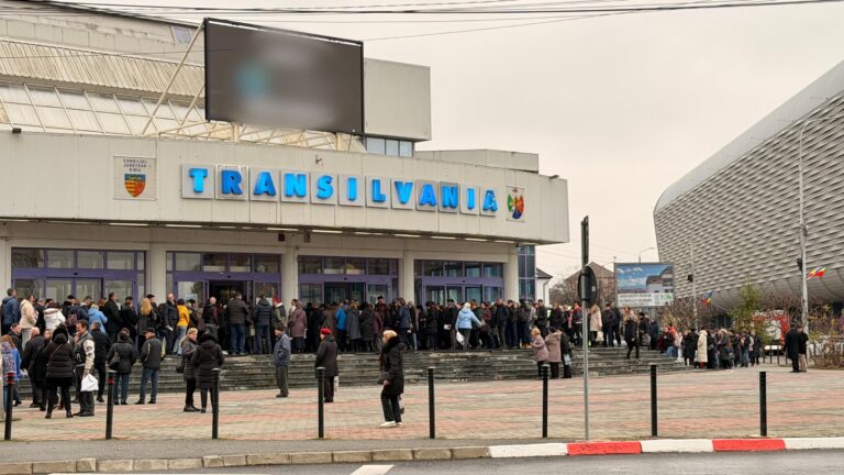 Coad de zeci de metri la Sala Transilvania sute de sibieni la Noi suntem romani