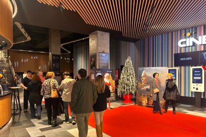 Cravata galben a umplut sala la CineGold