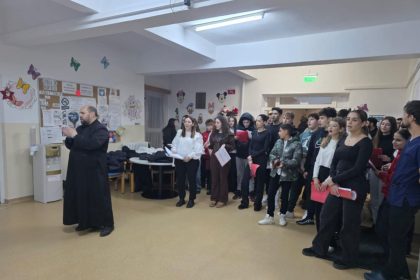 Daruri si emotie tinerii din Cisnadie au colindat copiii de la Neurologie Pediatrica Sibiu