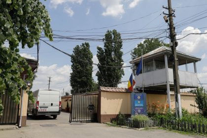 Doi politisti retinuti pentru introducerea de droguri in penitenciar