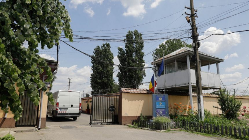 Doi politisti retinuti pentru introducerea de droguri in penitenciar
