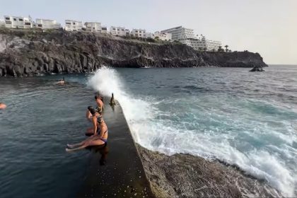 Doi romani au murit in Tenerife din cauza unui val urias