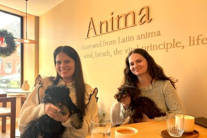 Doua surori din Sibiu au deschis o cafenea caritabila