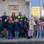 Emotii la Biroul de Siguranta Scolara Sibiu copii colindand polititi