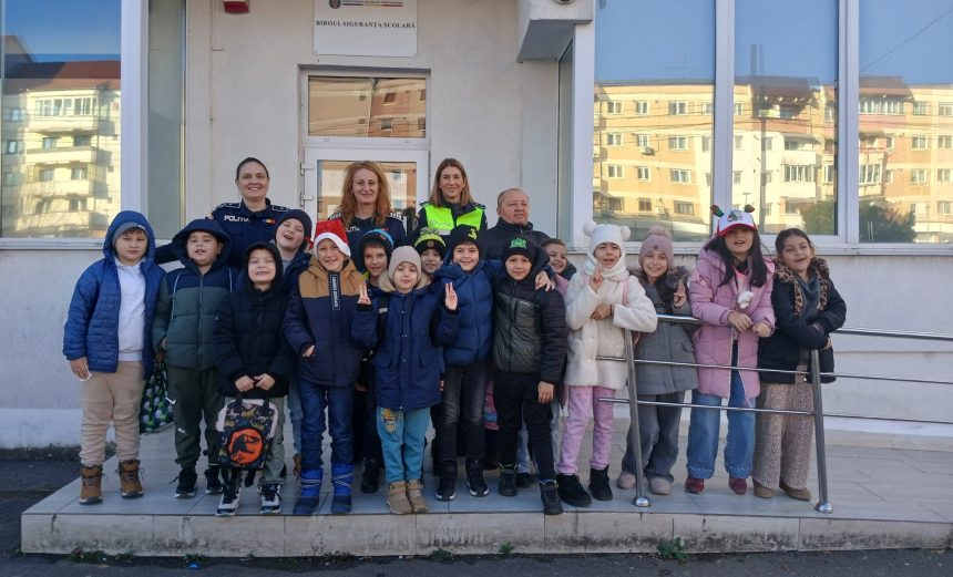 Emotii la Biroul de Siguranta Scolara Sibiu copii colindand polititi