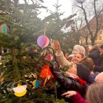 Magie in Piata Huet copii impodobesc brazii cu un Grinch