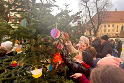 Magie in Piata Huet copii impodobesc brazii cu un Grinch