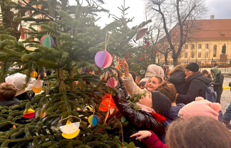 Magie in Piata Huet copii impodobesc brazii cu un Grinch