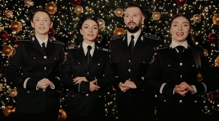 Politistii din Sibiu colinda cu emotie si patima