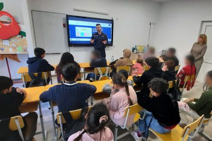 Politistii sibieni intalnire cu elevii actiuni anti violenta si droguri