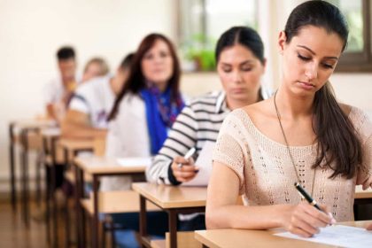 Premii de pana la 5000 lei pentru elevii cu media 10