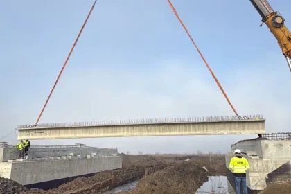 Prima grinda montata pe Lotul 2 al autostrazii Sibiu Fagaras stadiul lucrarilor video