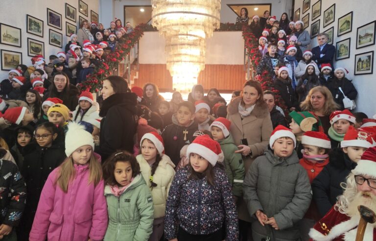 Primaria Medias deschide portile colindatorilor