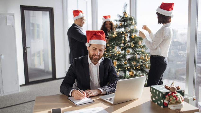 Primele angajatilor de stat in 2025 Sume mari pentru unii tichete mici pentru altii