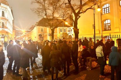 Protest la Sibiu pentru integritatea justitiei 150 de oameni in Piata Huet