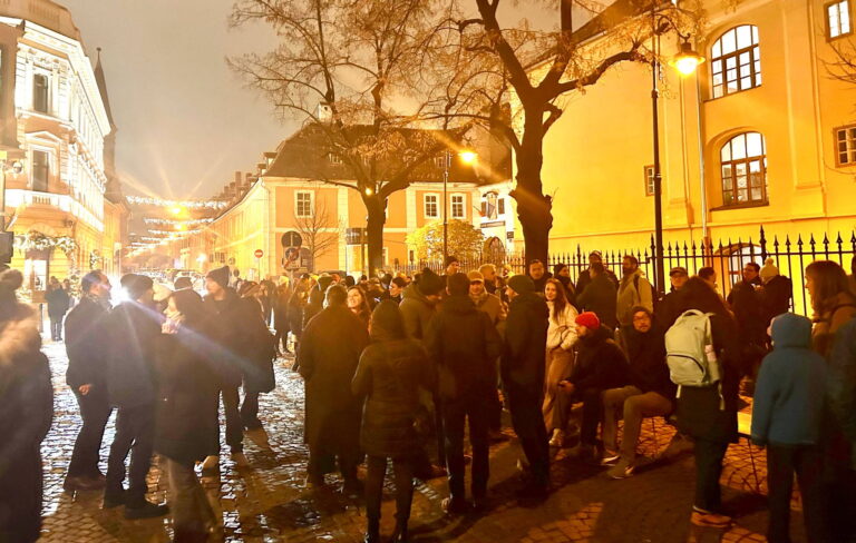 Protest la Sibiu pentru integritatea justitiei 150 de oameni in Piata Huet