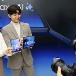 Samsung a lansat telefonul TriFold cu 3 pliuri